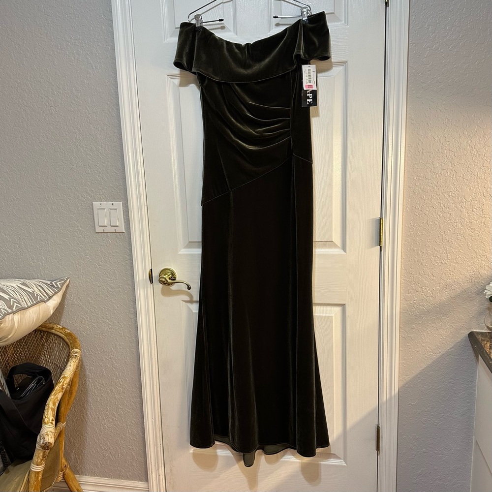 Elegant Emerald Green Velvet Off-Shoulder Formal Dress, new with tags